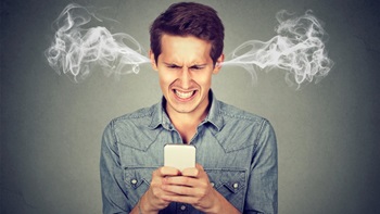 Un homme reçoit des SMS payants non-sollicités
